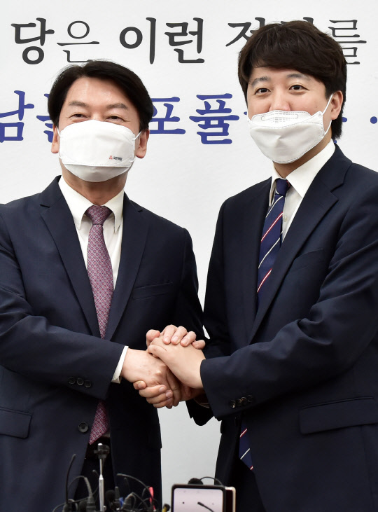 16일 서울 여의도 국회에서 국민의힘 이준석 당 대표가 취임 인사차 국민의당 안철수 당 대표를 예방한 모습. 연합뉴스.